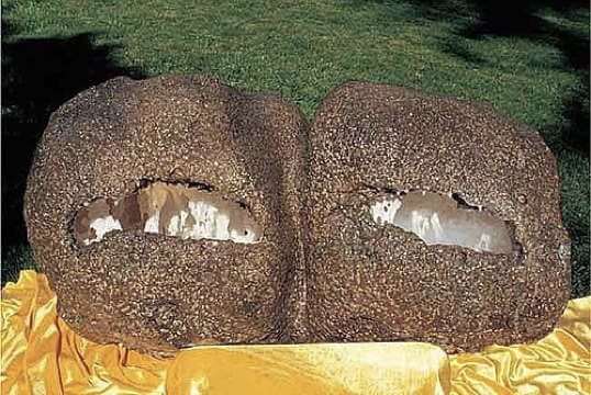 H.H.第三世多杰羌佛－「神秘石中霧」 巨石小口，燈光自外投入，變幻神奇莫測(右)